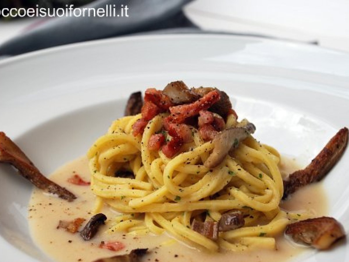Tonnarelli funghi guanciale e crema di cicerchie