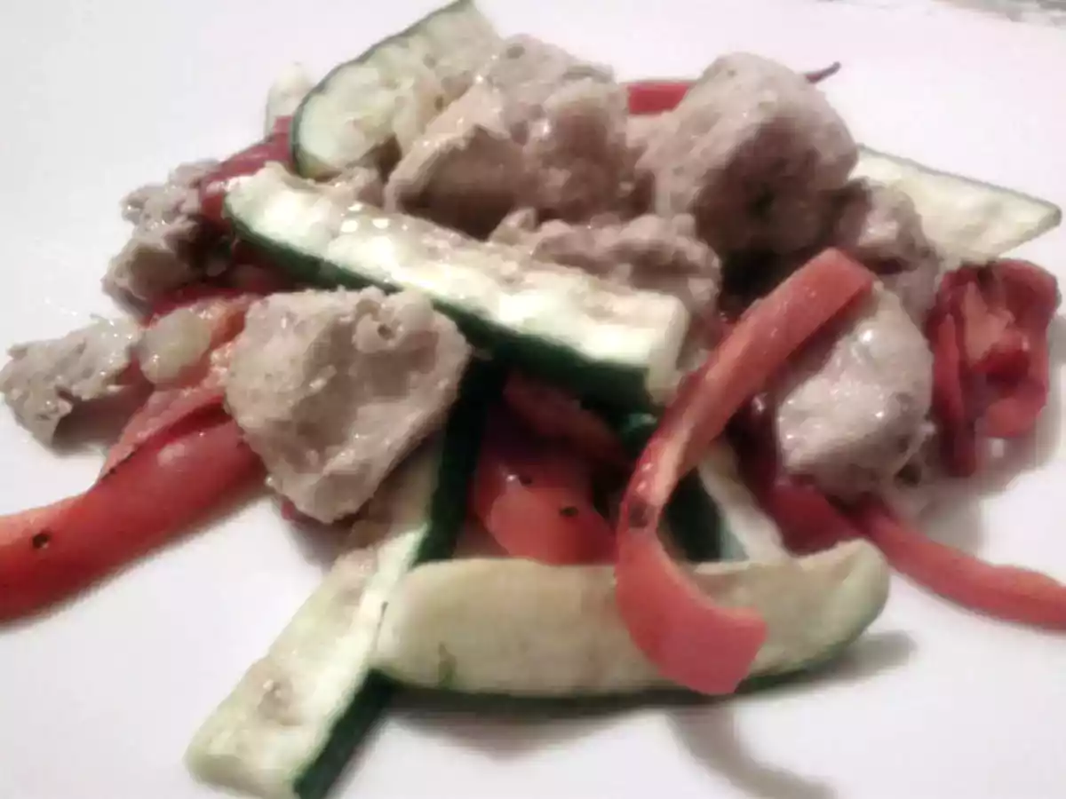 TONNO MARINATO AGLI AGRUMI E SPEZIE CON VERDURE ALLA PIASTRA