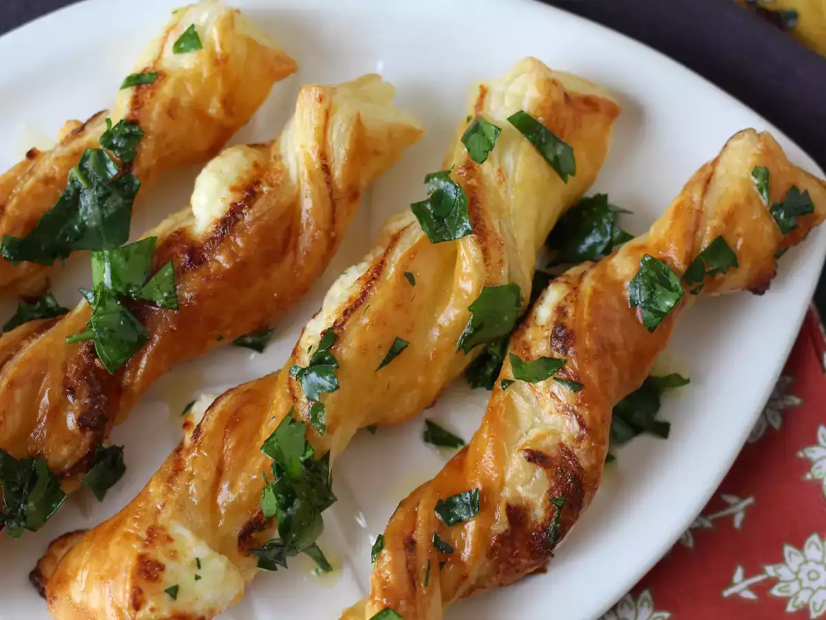 Torcetti di pasta sfoglia al formaggio in friggitrice ad aria: ricetta facile e veloce