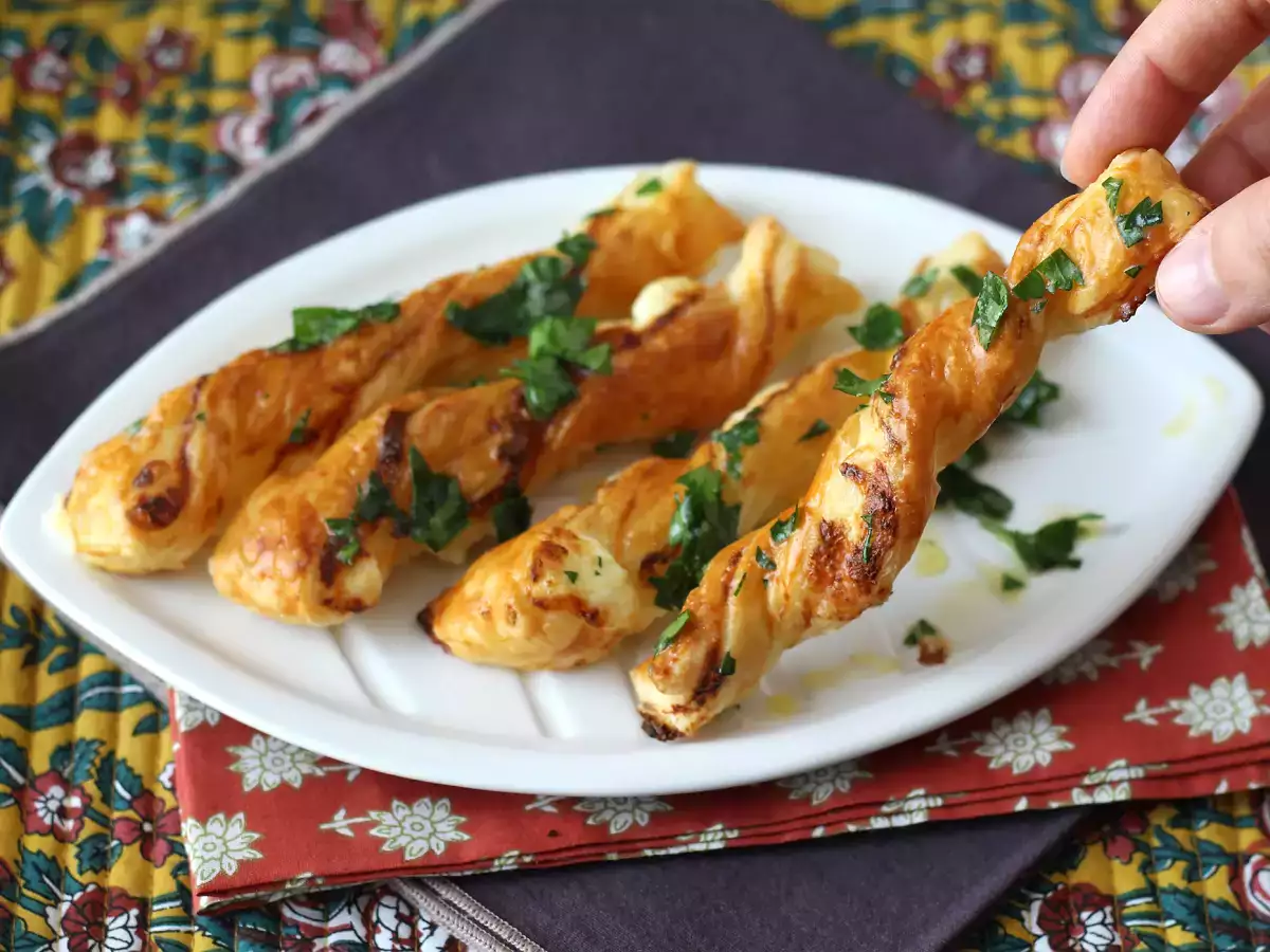 Torcetti di pasta sfoglia al formaggio in friggitrice ad aria: ricetta facile e veloci - foto 3