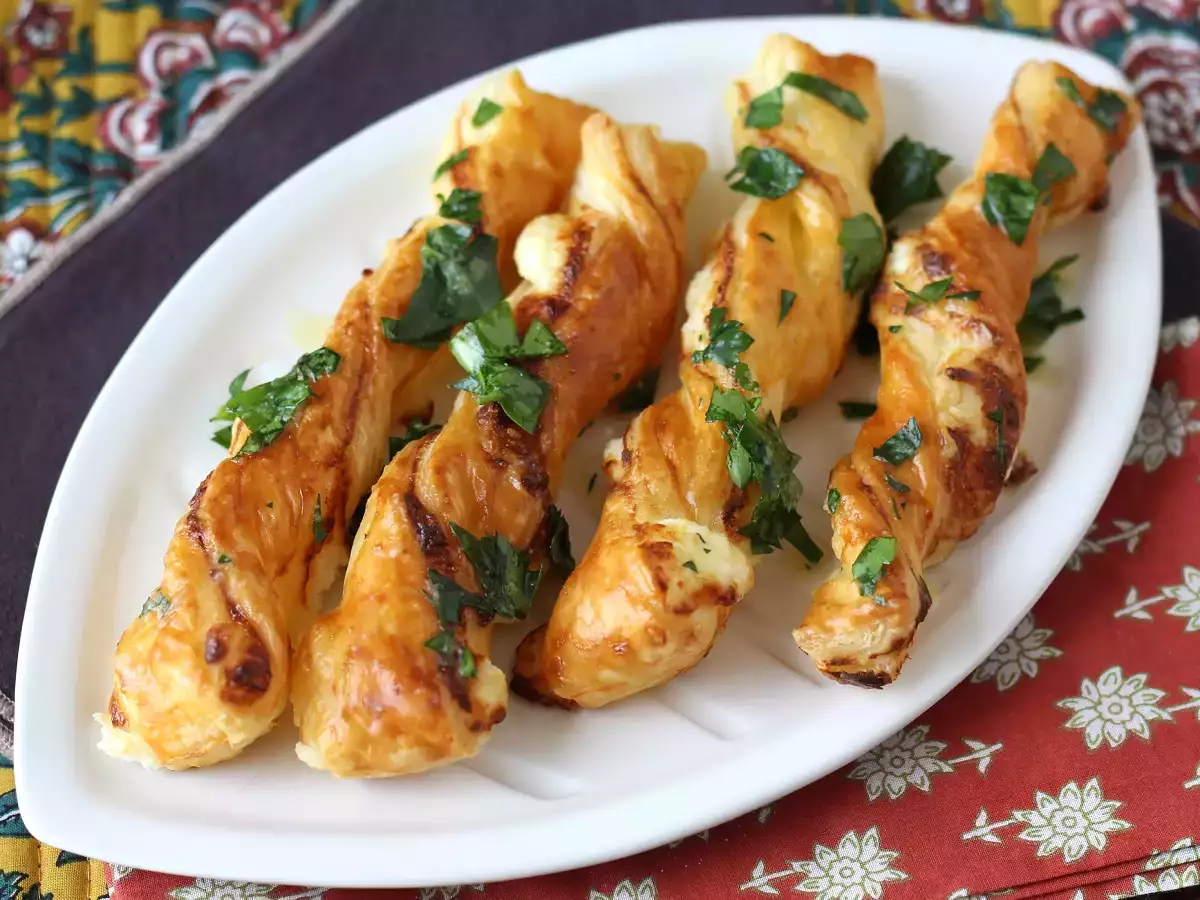 Torcetti di pasta sfoglia al formaggio in friggitrice ad aria: ricetta facile e veloci - foto 4