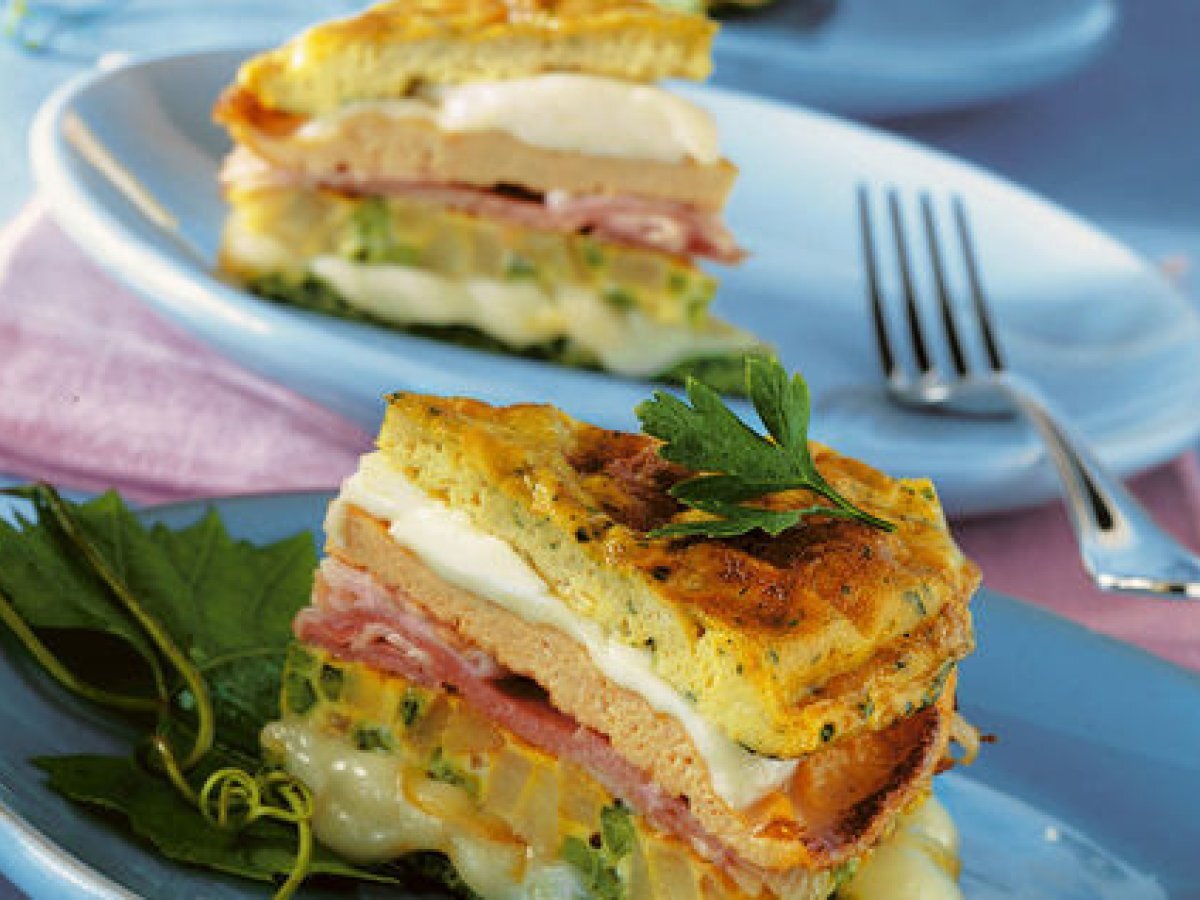 Torretta multicolore di frittate con prosciutto e scamorza