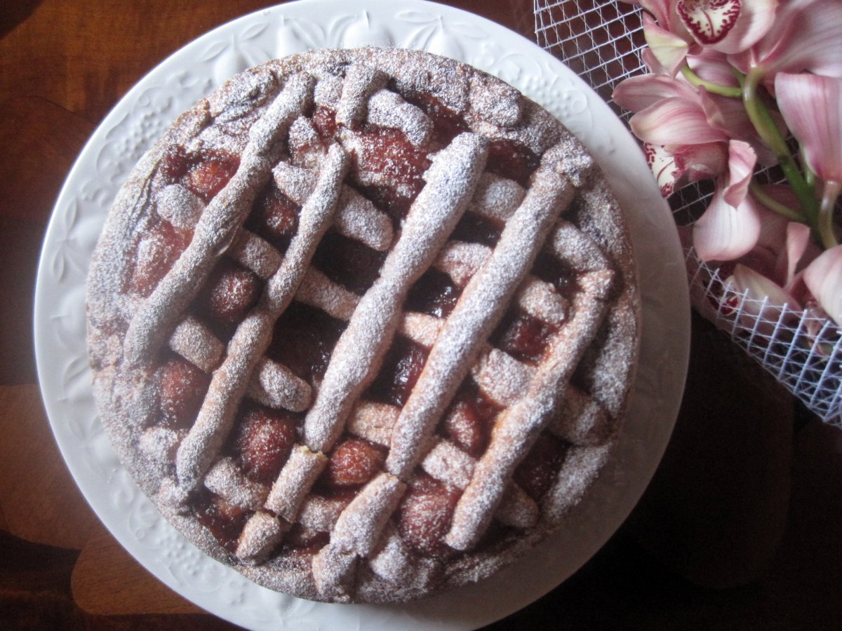 Torta a strati con marmellata di prugne