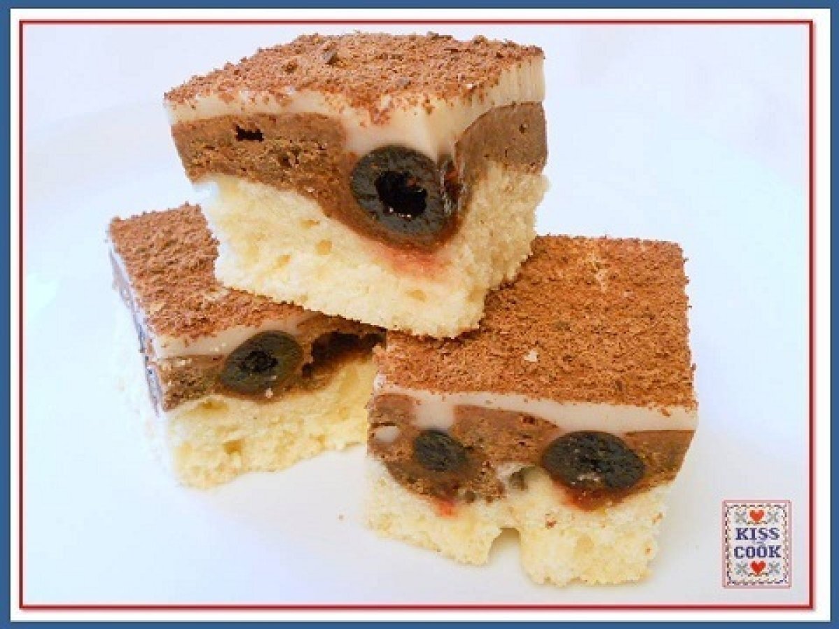 Torta ai due colori con amarene