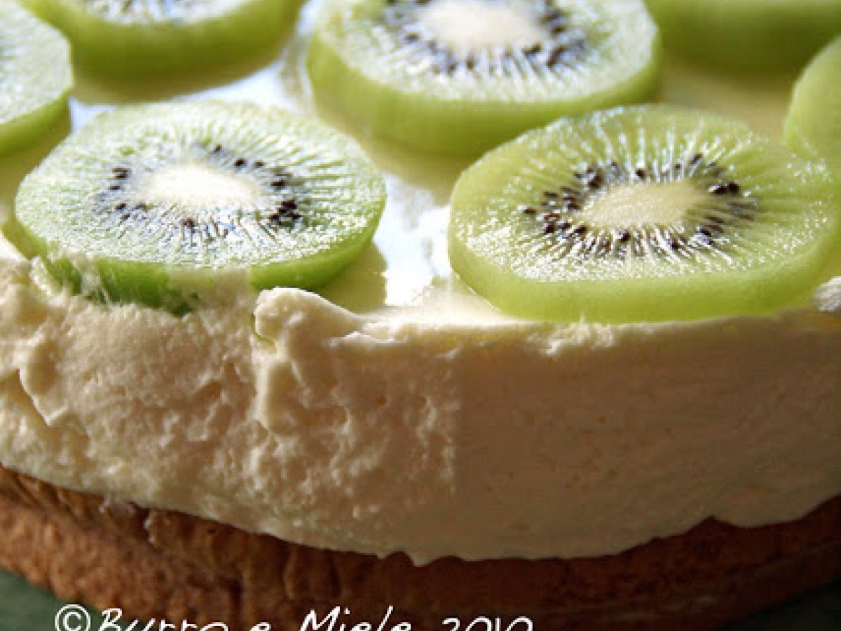 Torta ai kiwi e limone con mousse di cioccolato bianco