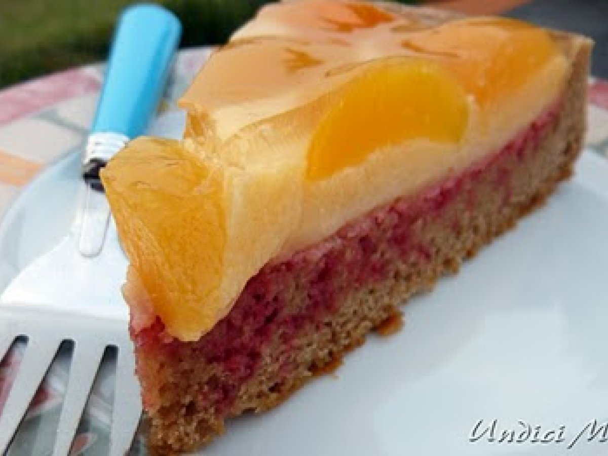 Torta al cacao con crema pasticcera e albicocche