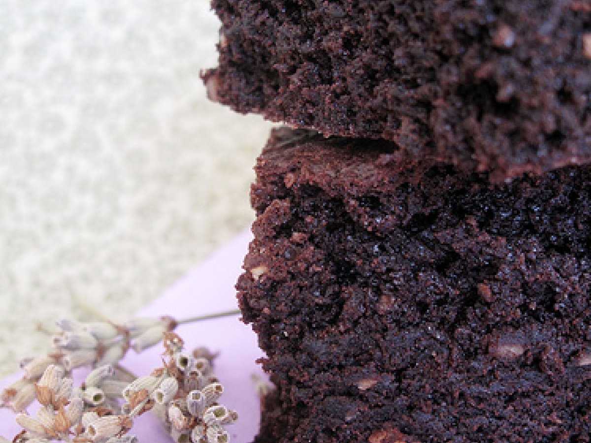 Torta al cacao, lavanda e olio d'oliva