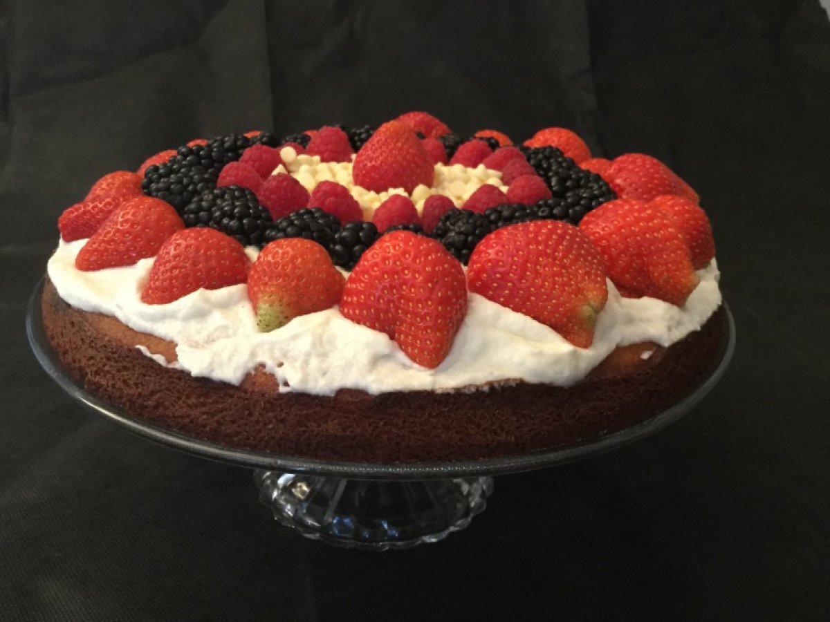 Torta al cioccolato bianco, cocco, Chantilly e frutta fresca