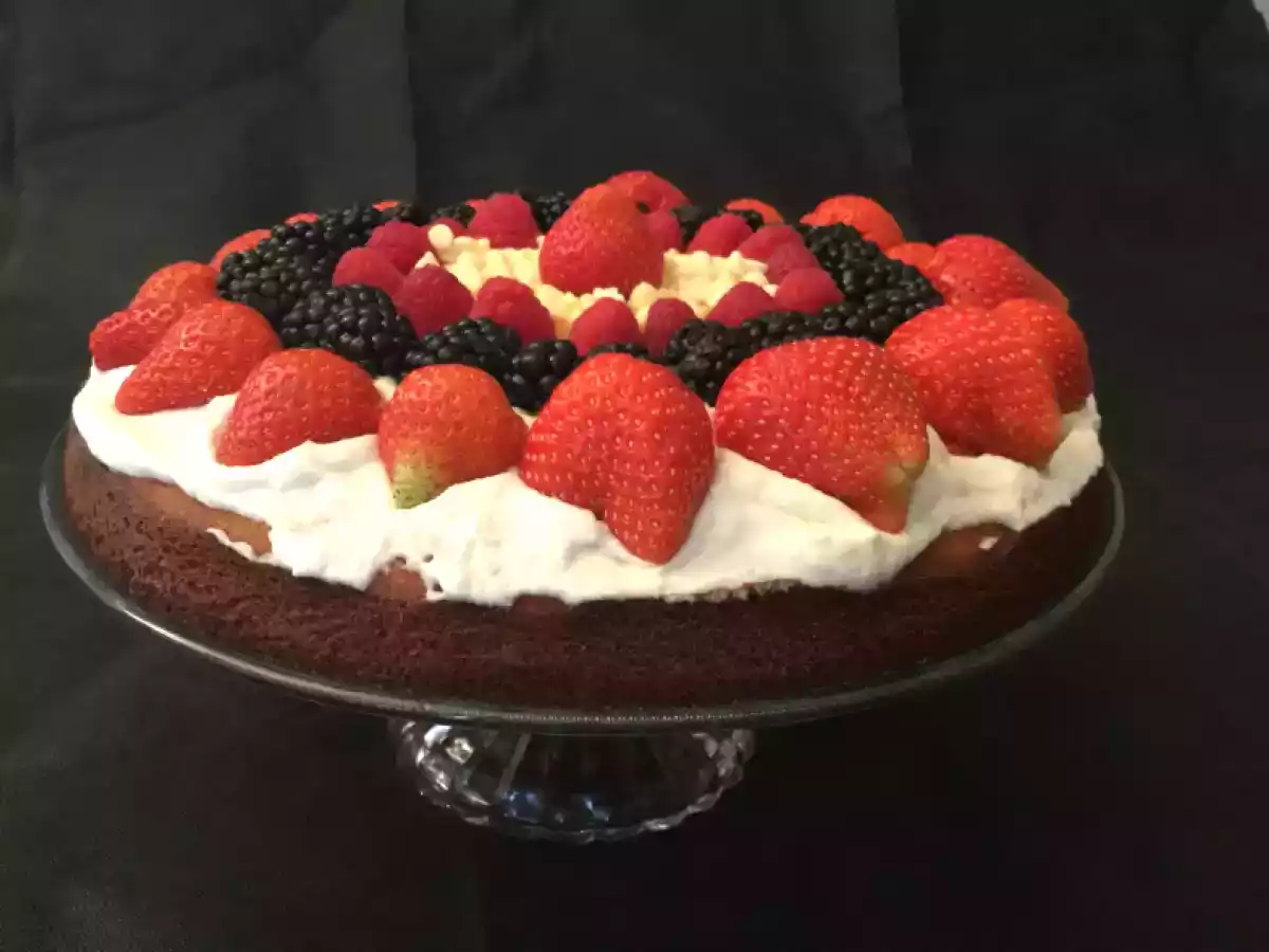 Torta al cioccolato bianco, cocco, Chantilly e frutta fresca