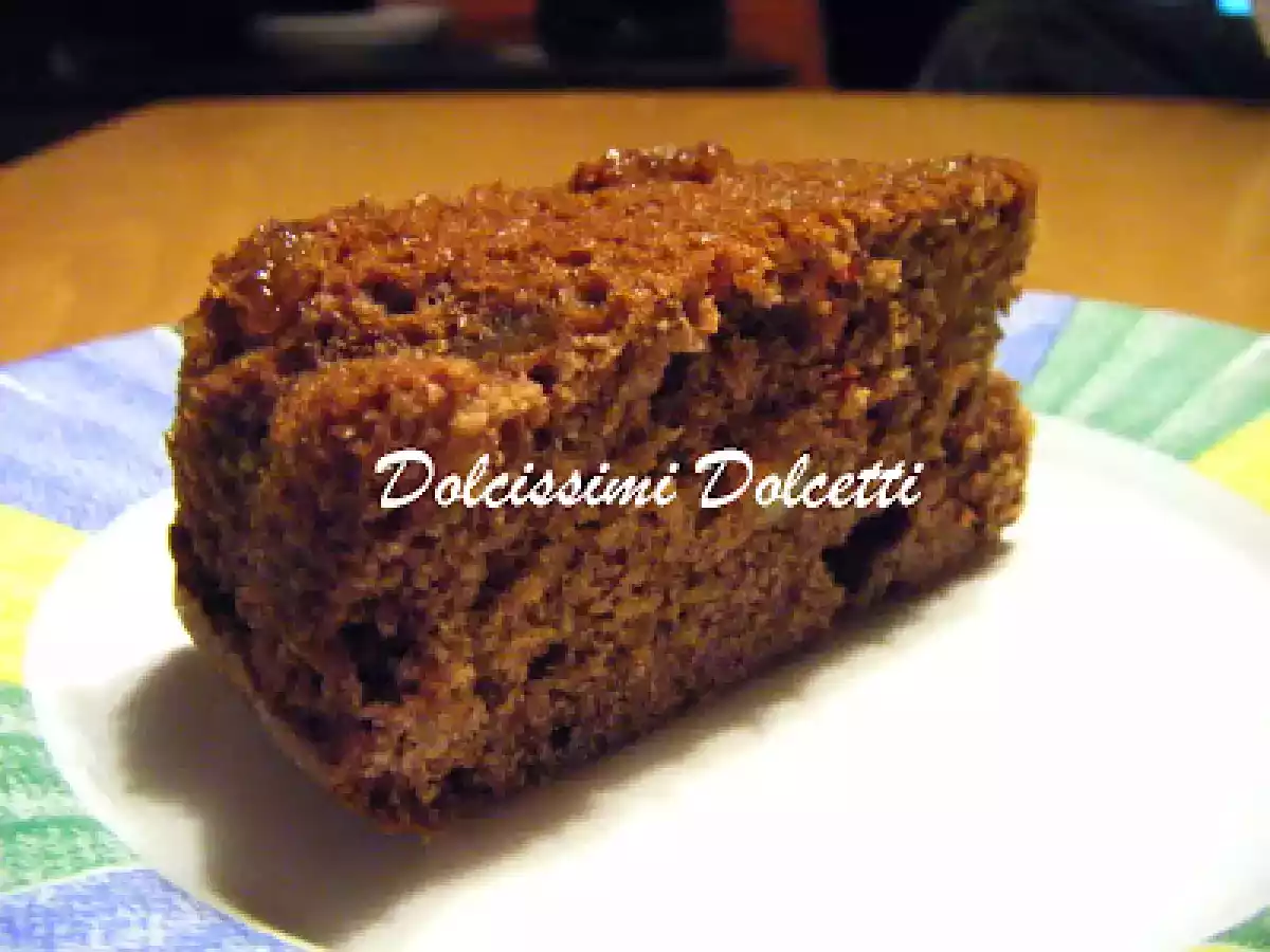 Torta al cioccolato, frutta candita e gocce di marmellata