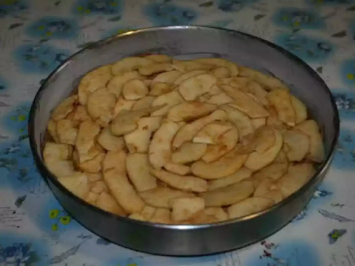 Torta al cioccolato, mele e cannella