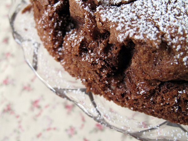 Torta al cioccolato, nocciole e fava tonka