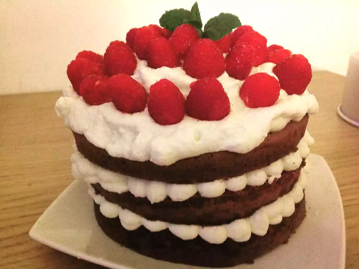 Torta al cioccolato senza burro con frosting alla ricotta