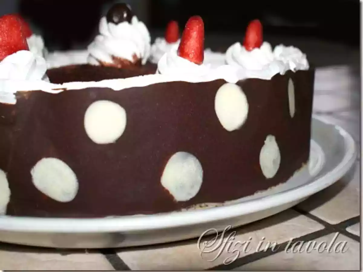 Torta alla confettura di fragole e cioccolato bigusto con collare a pois