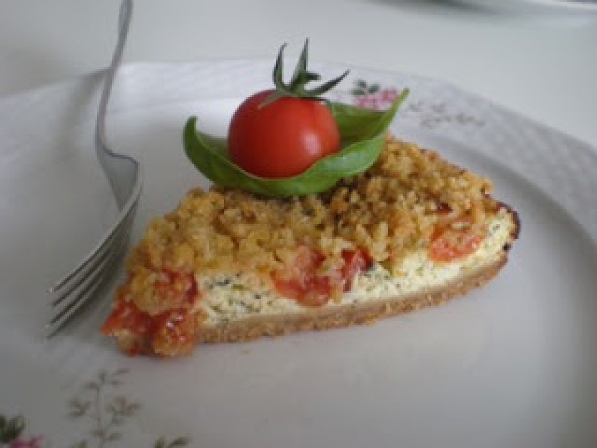 Torta alla crema di basilico con pomodori e crumble di mandorle