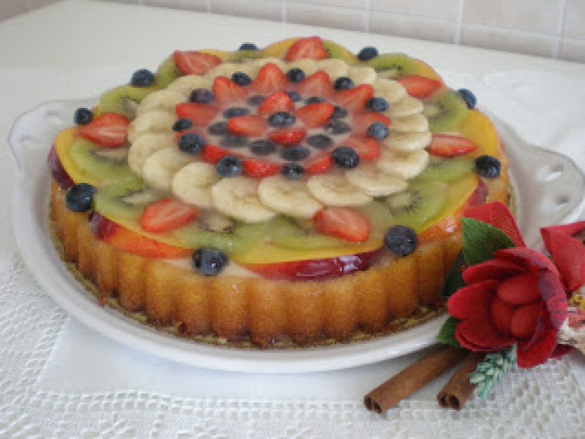 Torta alla frutta con base di pan di spagna