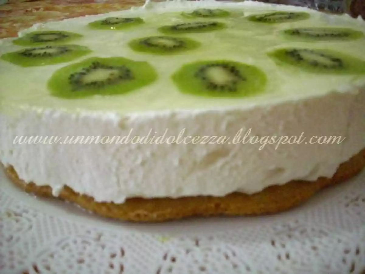 Torta alla mousse di cioccolato bianco con limone e kiwi