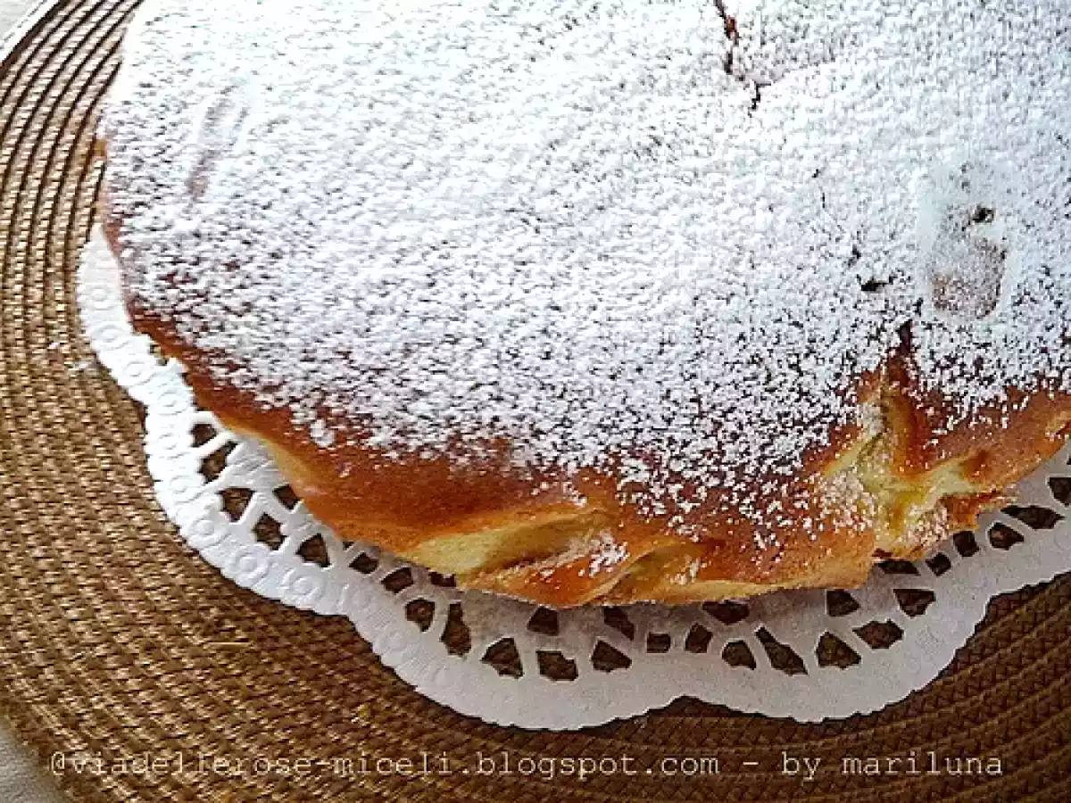 Torta alla vaniglia ripiena di mele