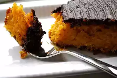 Torta alle carote, cocco e mandorle, glassata al cioccolato