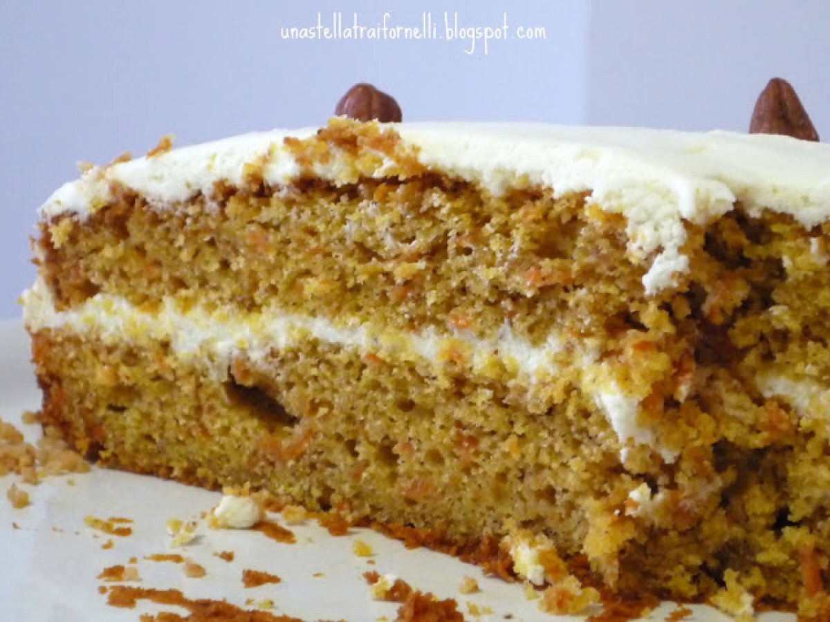 Torta alle carote e nocciole con crema al cioccolato bianco