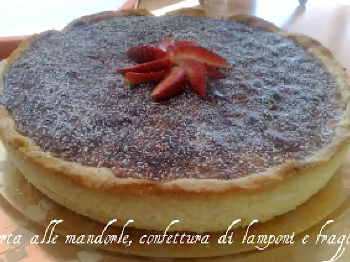 TORTA ALLE MANDORLE, CONFETTURA DI LAMPONI E FRAGOLE