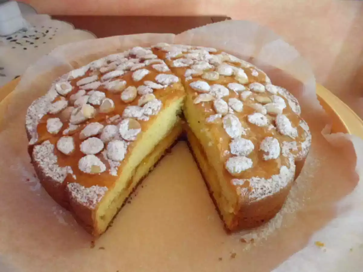 Torta alle mandorle e marmellata di albicocche