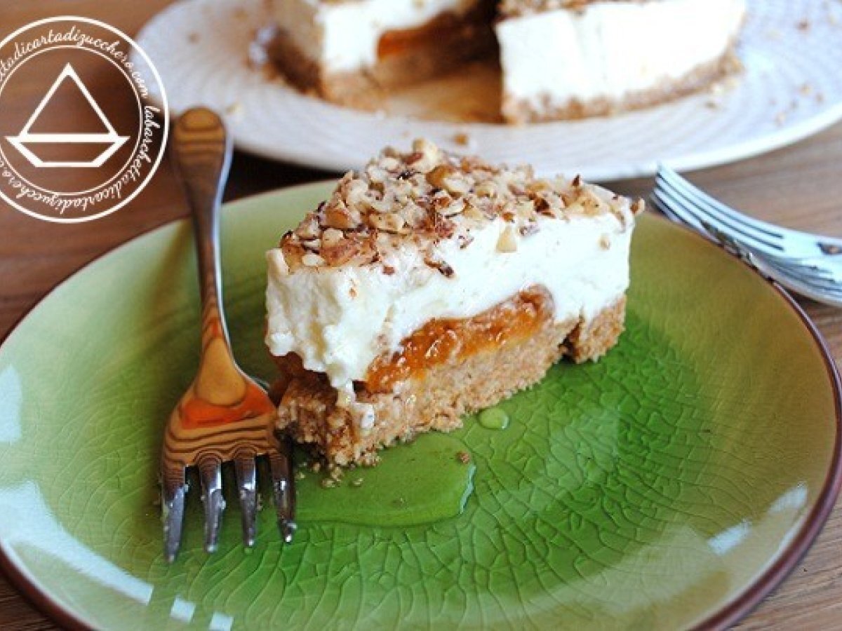 Torta allo yogurt con albicocche, granella di nocciole e sciroppo al miele e vaniglia