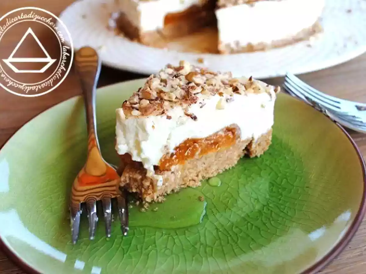 Torta allo yogurt con albicocche, granella di nocciole e sciroppo al miele e vaniglia