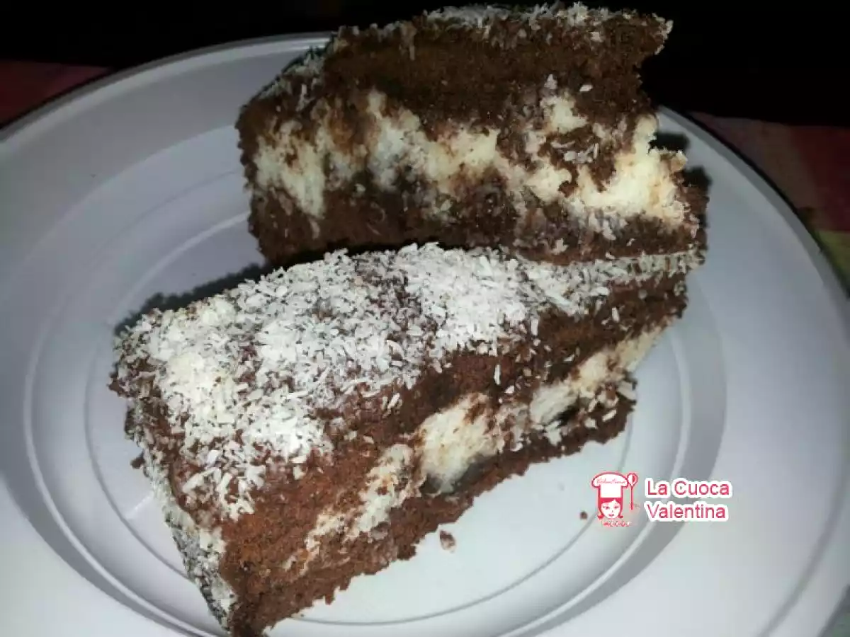 Torta bounty ricoperta di nutella e cocco