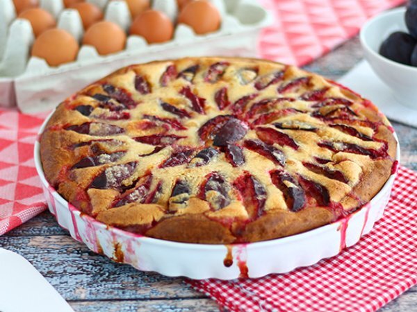 Torta brioche alle prugne Torta brioche alle prugne