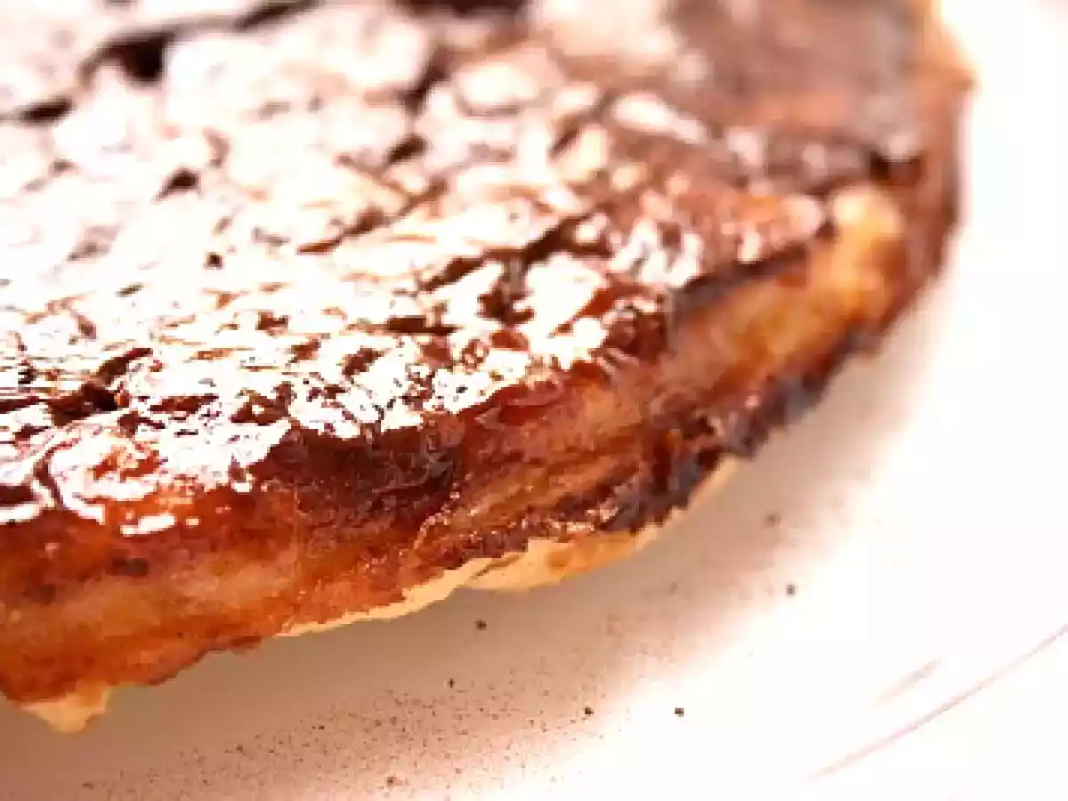Torta capovolta alle banane con copertura di cioccolato