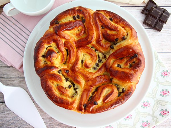 Torta chinoise farcita con crema pasticcera e gocce di cioccolato