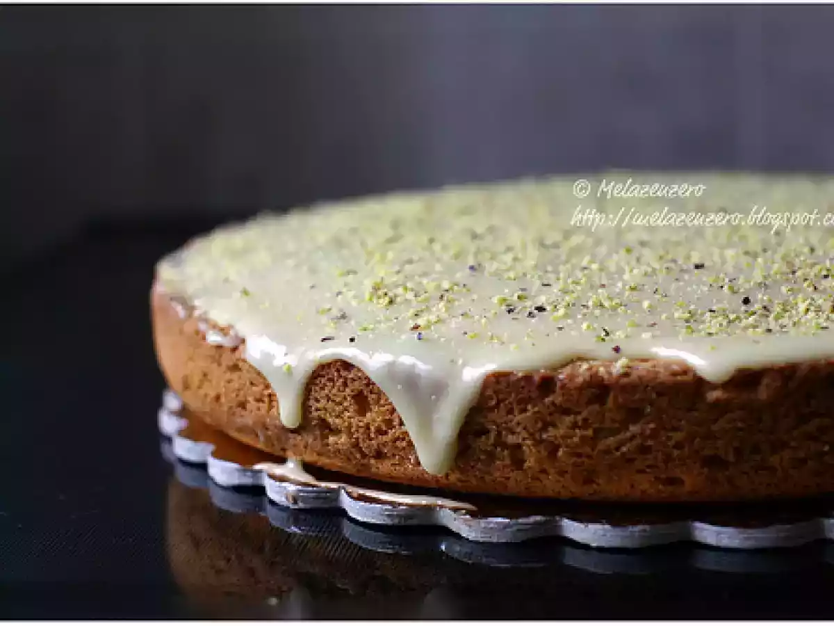 Torta cocco pistacchio e limone, glassata al cioccolato bianco