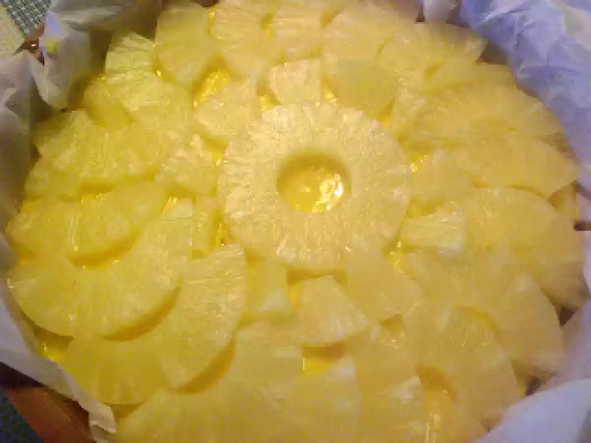 Torta con biscotti, crema e ananas sciroppato