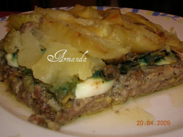 Torta con carne, carciofi e patate