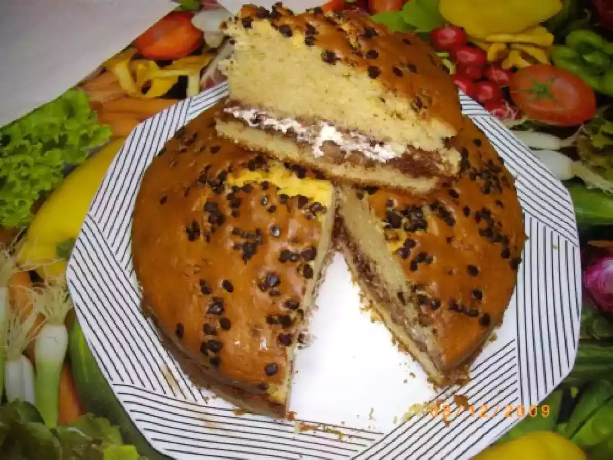 Torta con crema al cioccolato, panna e gocce di cioccolato
