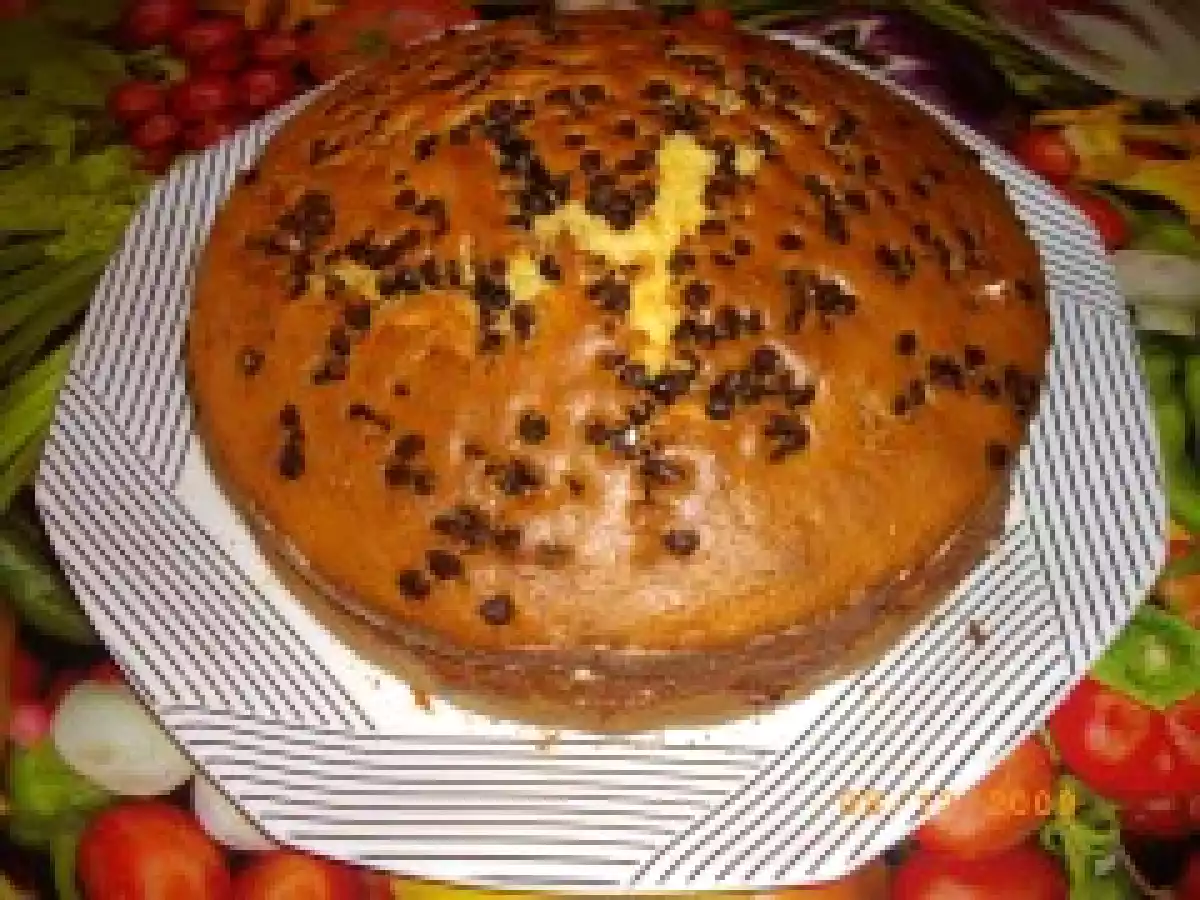 Torta con crema al cioccolato, panna e gocce di cioccolato - foto 2