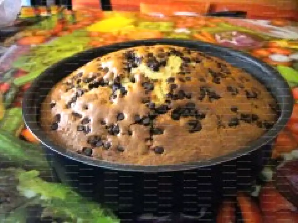 Torta con crema al cioccolato, panna e gocce di cioccolato - foto 3