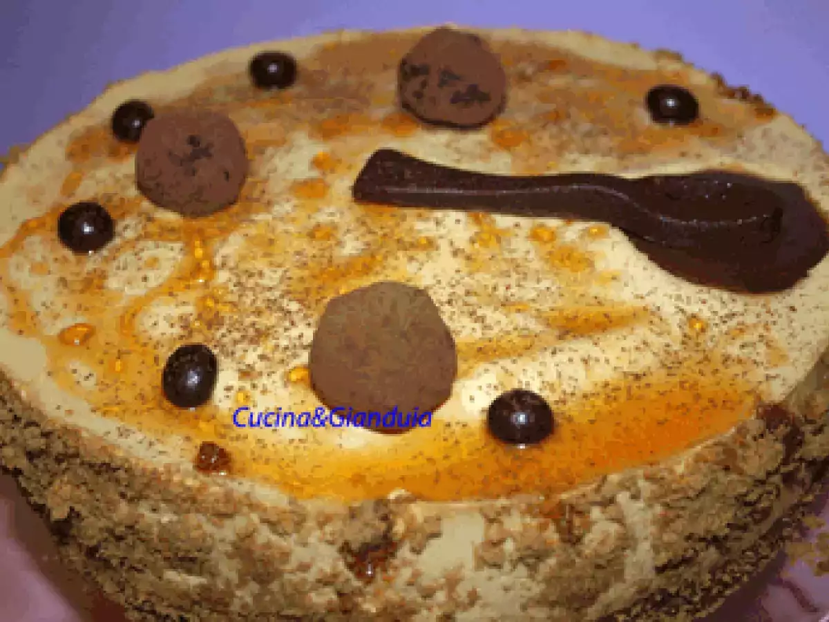 Torta con cremoso di mascarpone e cardamomo e con mousse al caramello e caffè