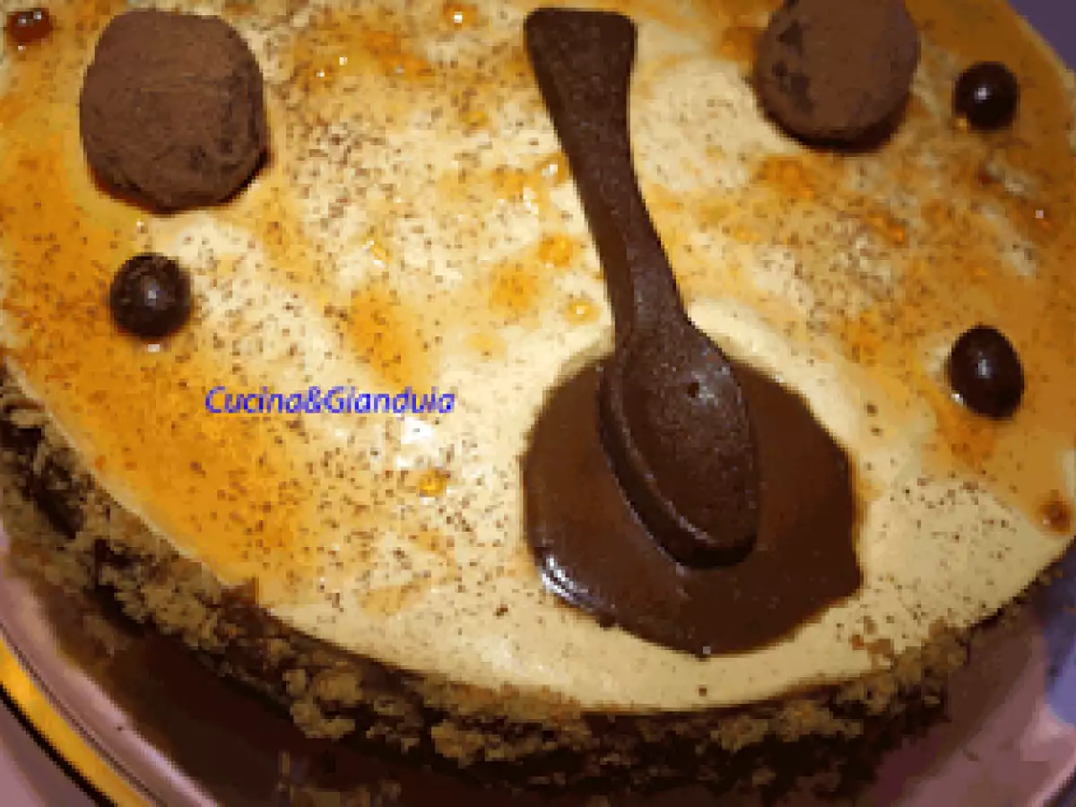 Torta con cremoso di mascarpone e cardamomo e con mousse al caramello e caffè - foto 2