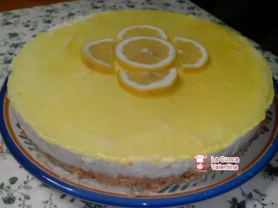 Torta con fondo biscottato farcita con panna e gelatina al limone, foto 2