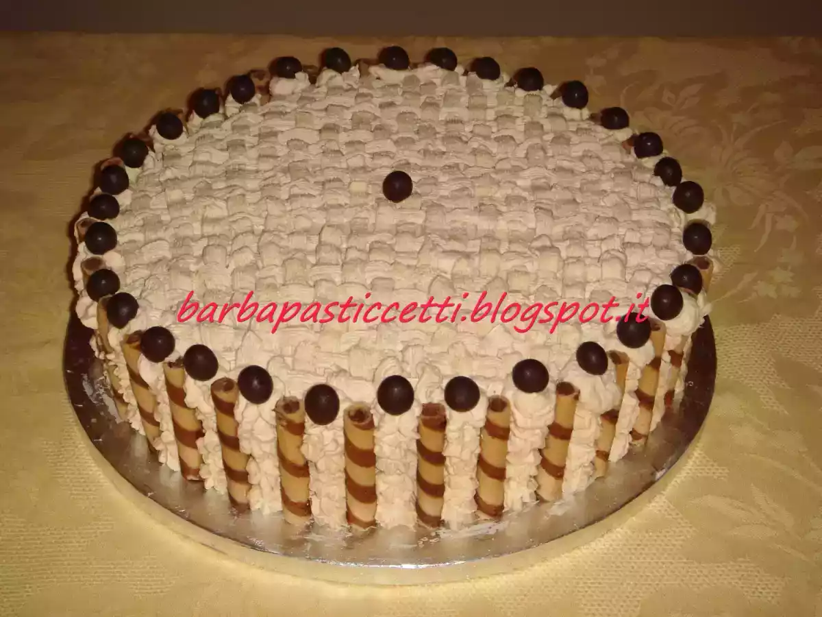 Torta con panna al caffè con ripieno di crema al caffè e gocce di cioccolata.