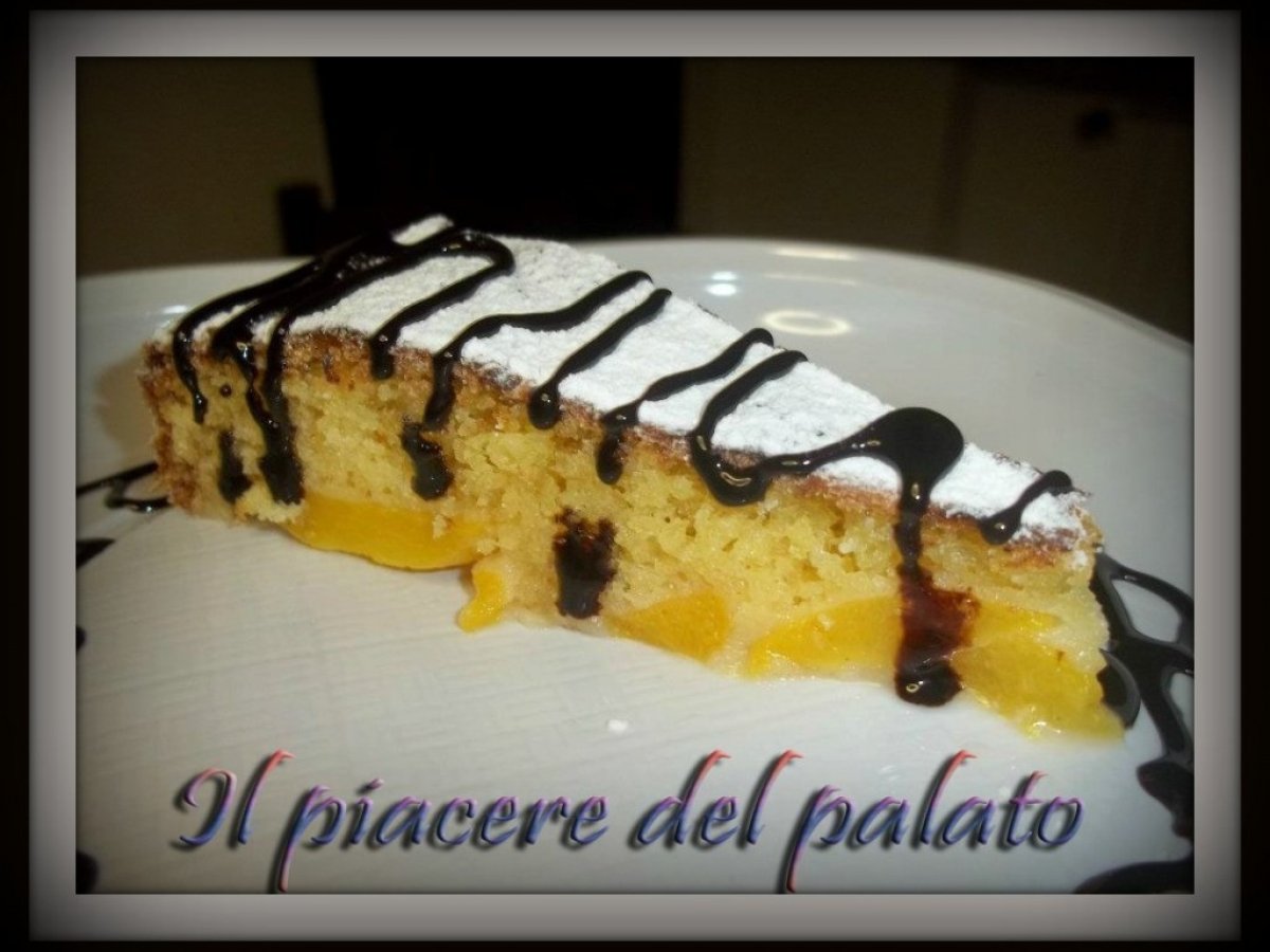 Torta con pesche sciroppate
