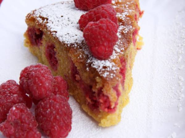 Torta con polenta e lamponi