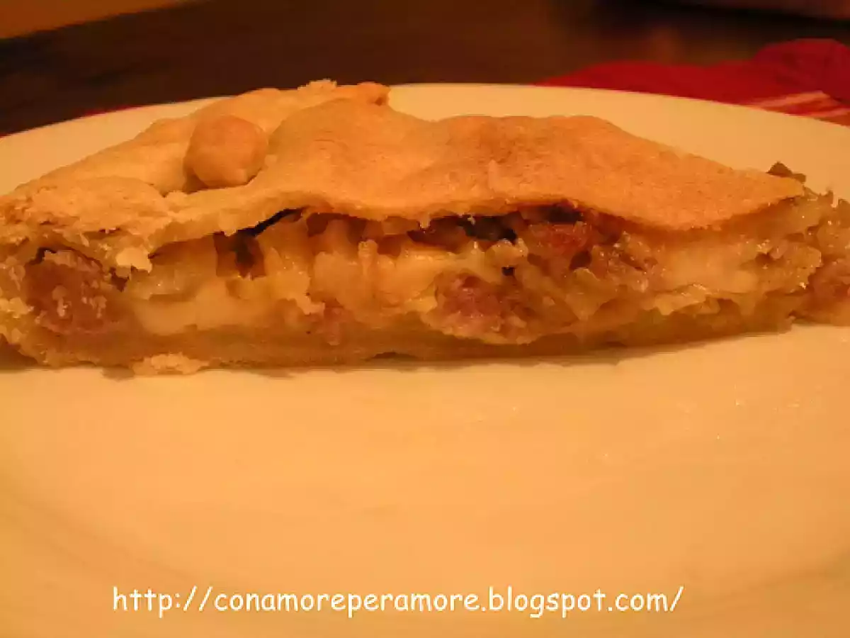 TORTA CON RIPIENO DI VERZA, SALSICCIA FONTINA ECC...