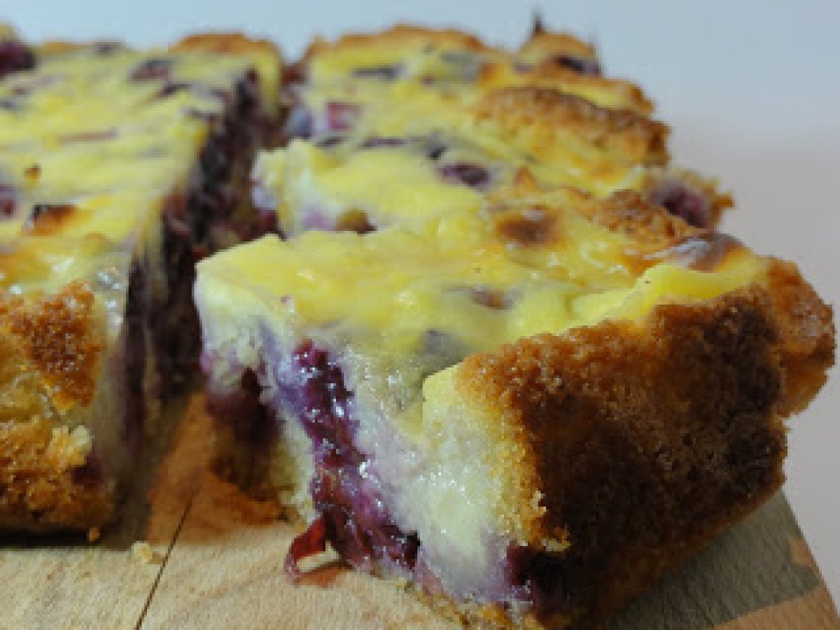 Torta con uva fragola e crema