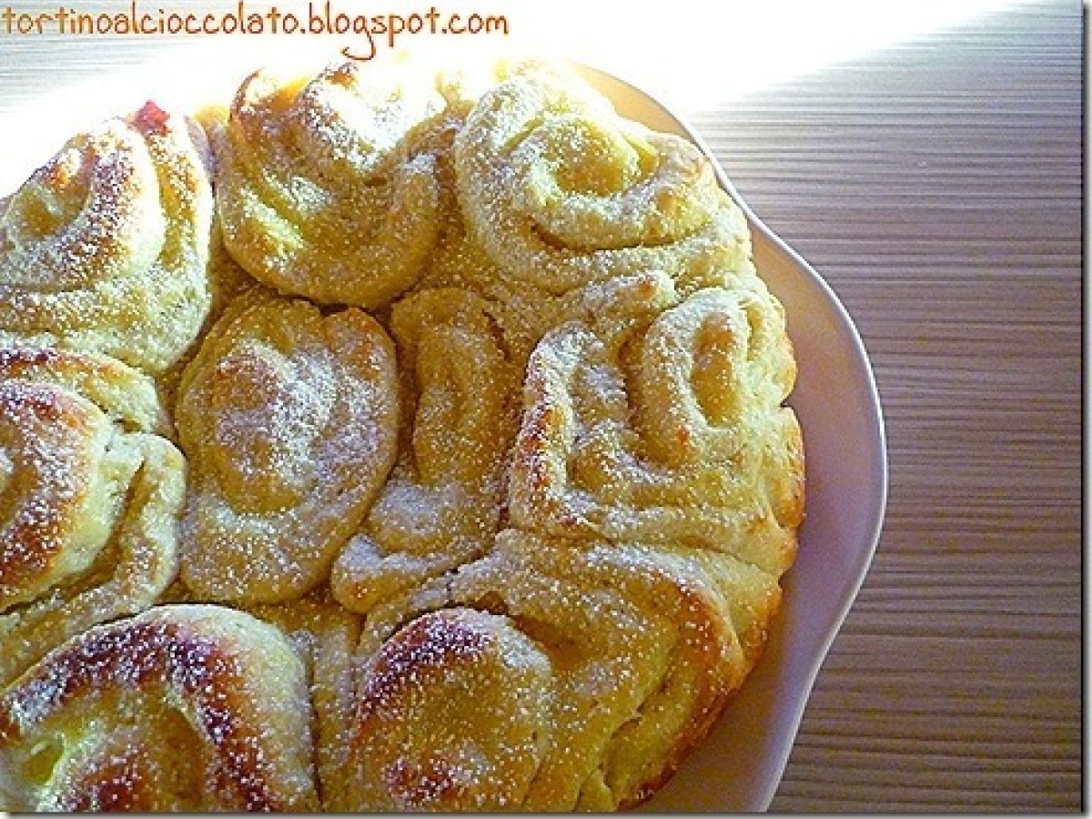 Torta delle rose con crema pasticcera