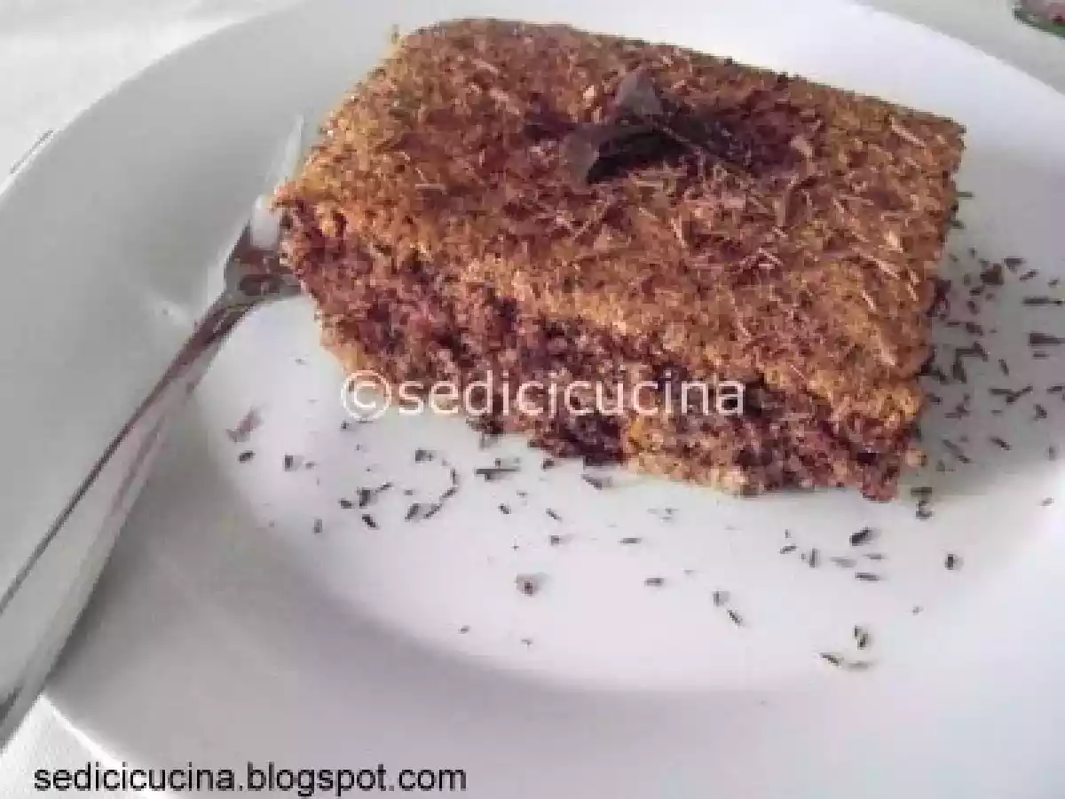 Torta di albumi con cioccolato, mandorle e nocciole