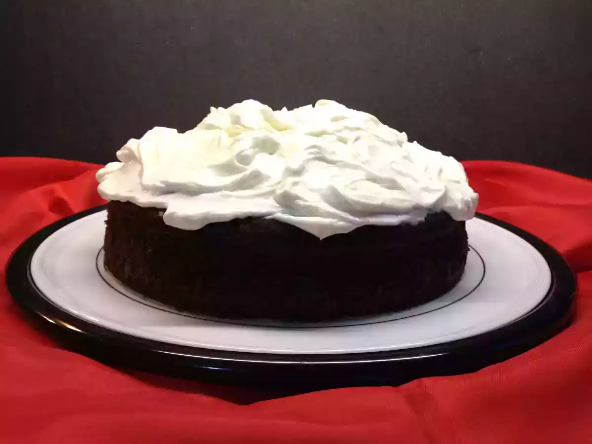 Torta di cioccolato e birra rossa Arribal con copertura di crema cheese cake