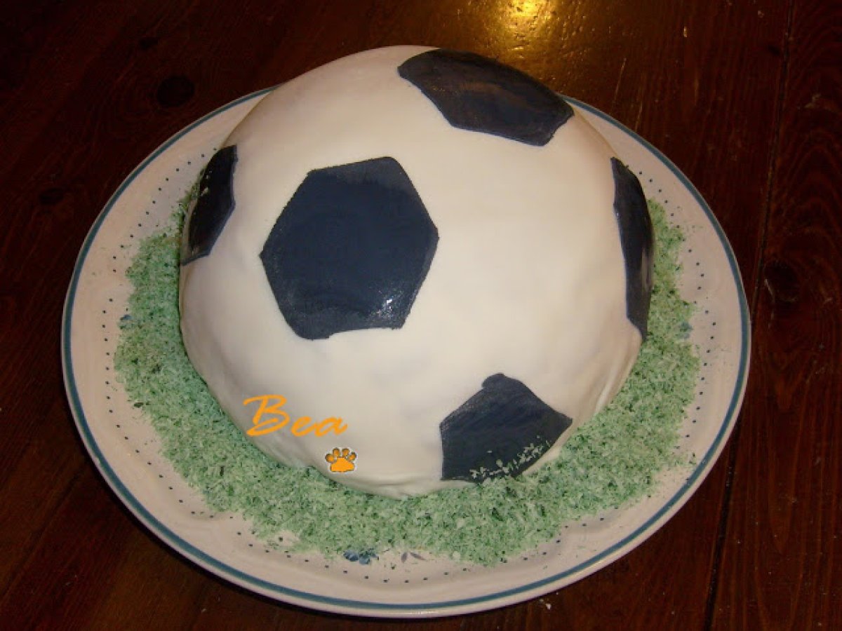 TORTA DI COMPLEANNO A FORMA DI PALLONE